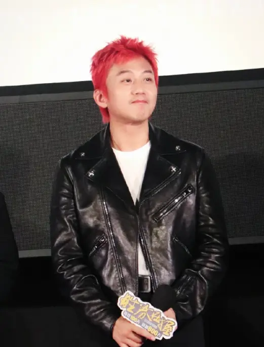 鄧超回應(yīng)染紅發(fā)：因?yàn)樵谂摹洞虤⑿≌f家2》 