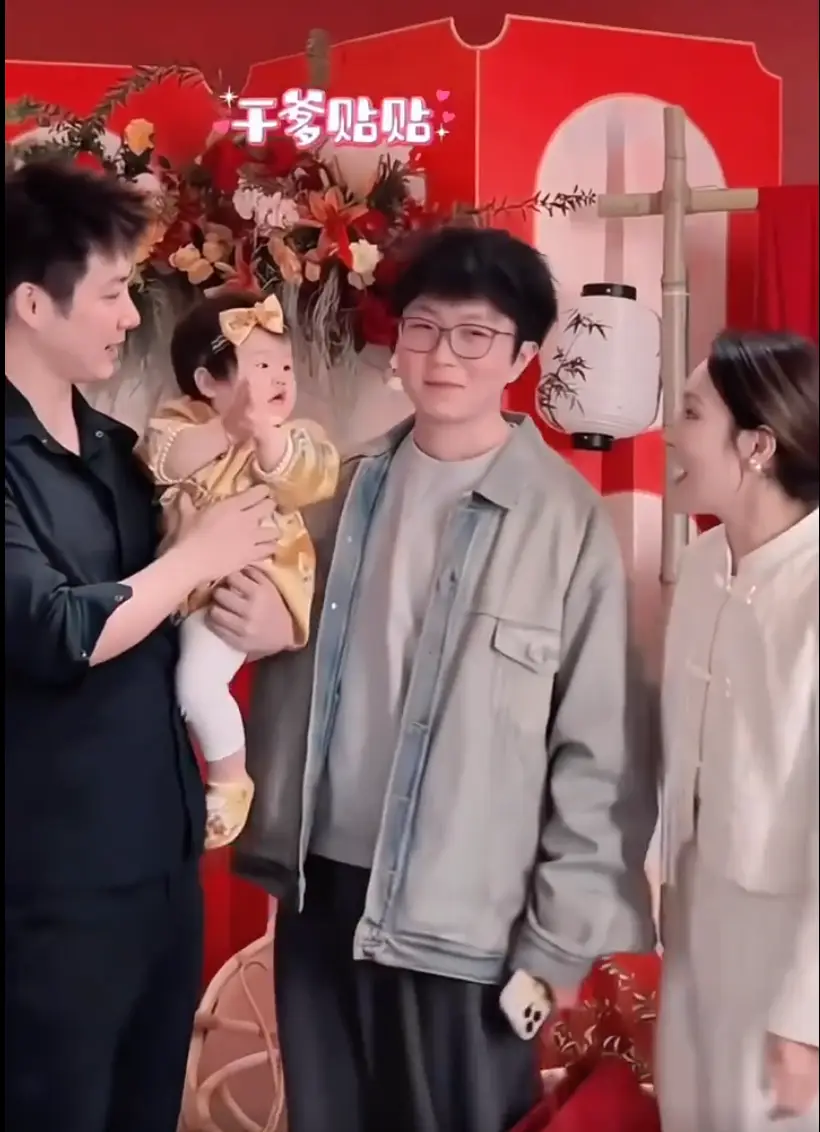 毛不易參加大王女兒周歲宴 