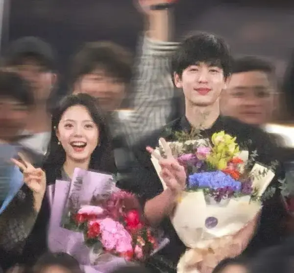 趙今麥張凌赫新劇殺青合影