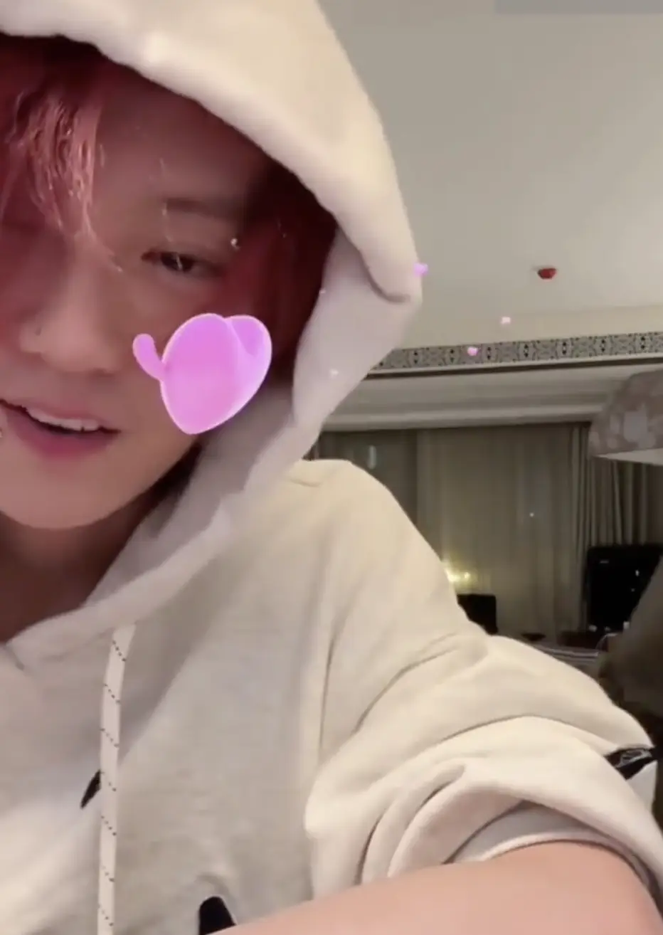 鹿晗直播時(shí)放整首《初雪》