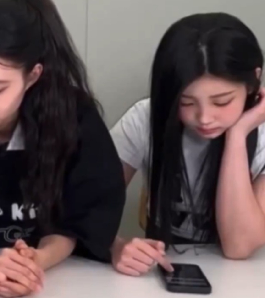 ILLIT沅禧直播刪惡評是“苦肉計”？ 工作人員中途遞手機