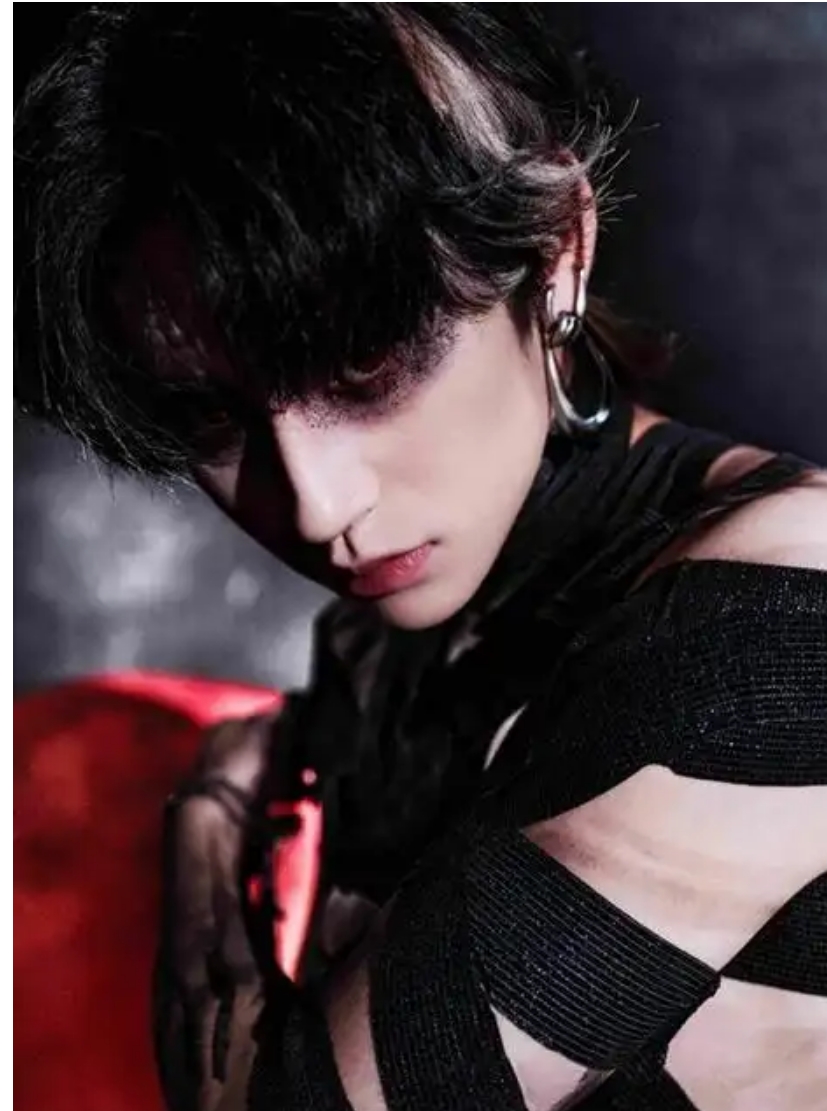 小鬼王琳凱發(fā)布25歲暗黑感生日寫真 以夢為馬繼續(xù)音樂征程