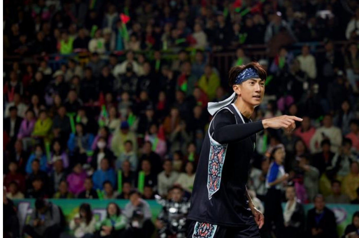 吳尊助陣“村BA”球王爭(zhēng)霸賽 上籃助攻燃爆全場(chǎng)