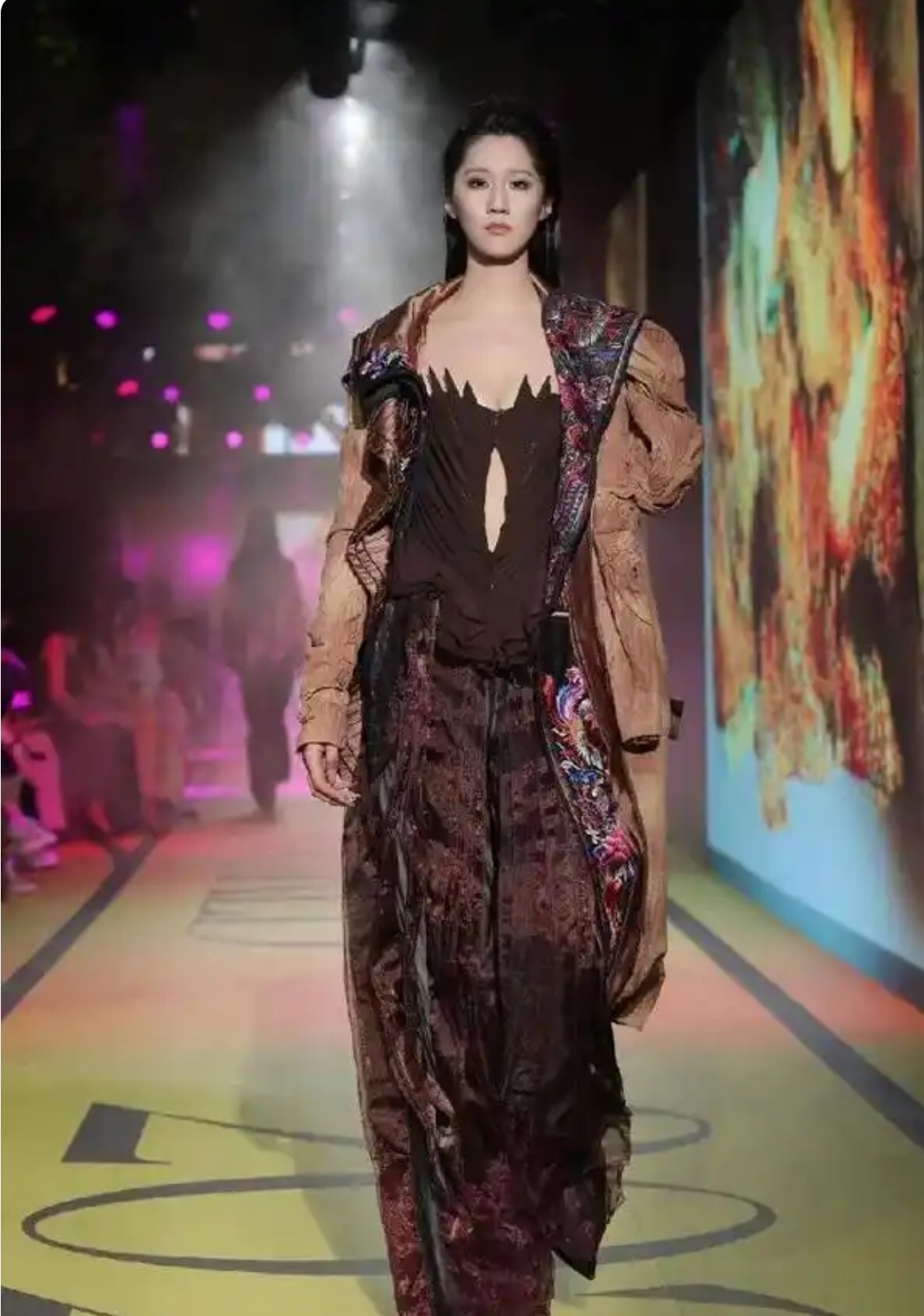 張肇達(dá)“中國炁”2024南京國際時(shí)尚周開幕大秀