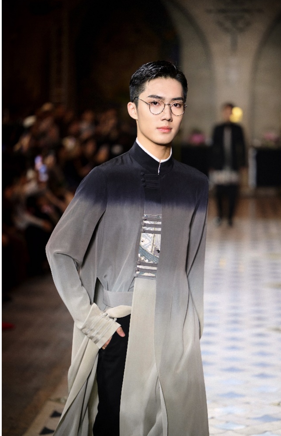 青年演員溫淳棣 攜手國風(fēng)高定設(shè)計(jì)師熊英亮相巴黎時(shí)裝周