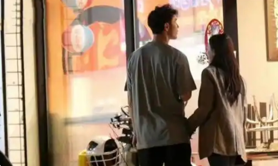 阮經(jīng)天新戀情曝光 與女友挽手逛街疑似同居