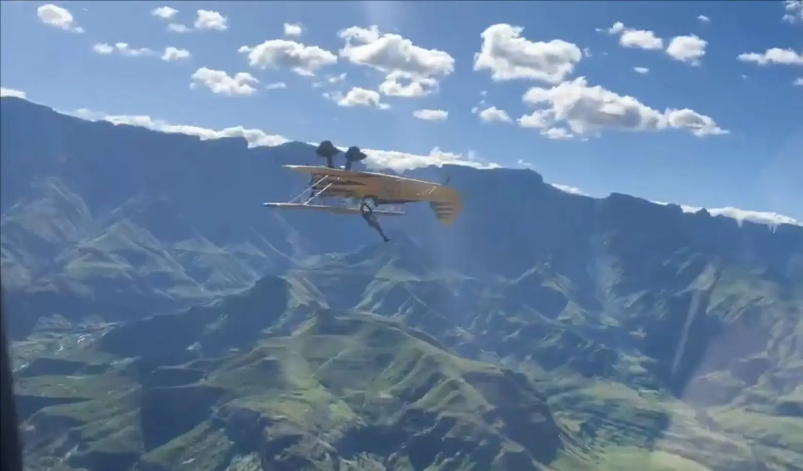 《碟中諜8》花絮曝光！阿湯哥扒飛機(jī)竟是實(shí)景拍攝