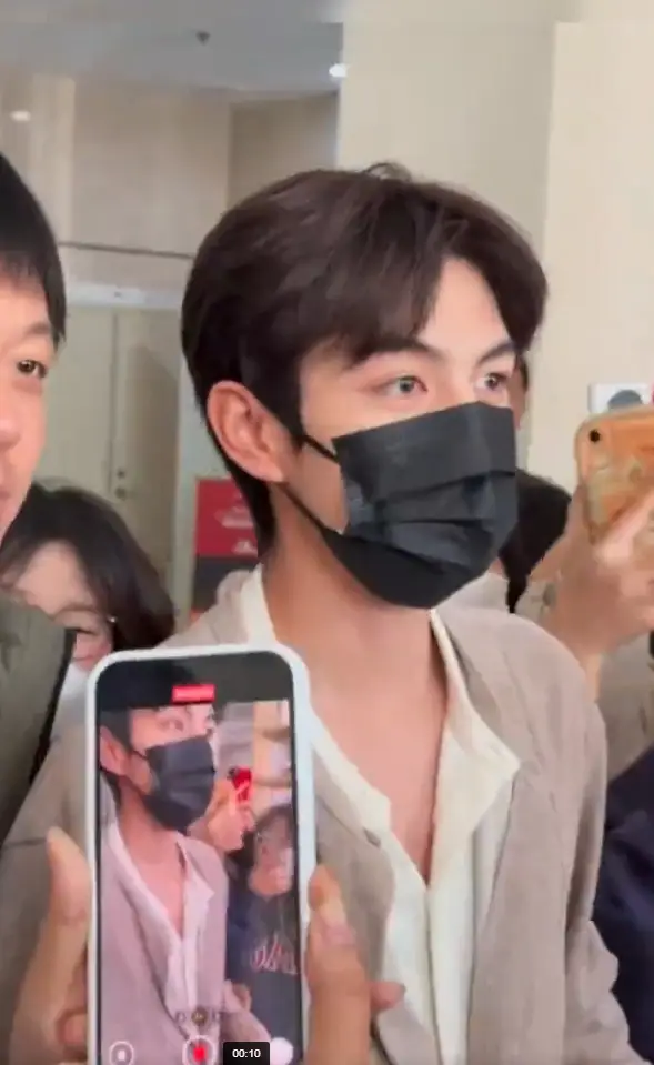 趙一博承認(rèn)戀情后首露面