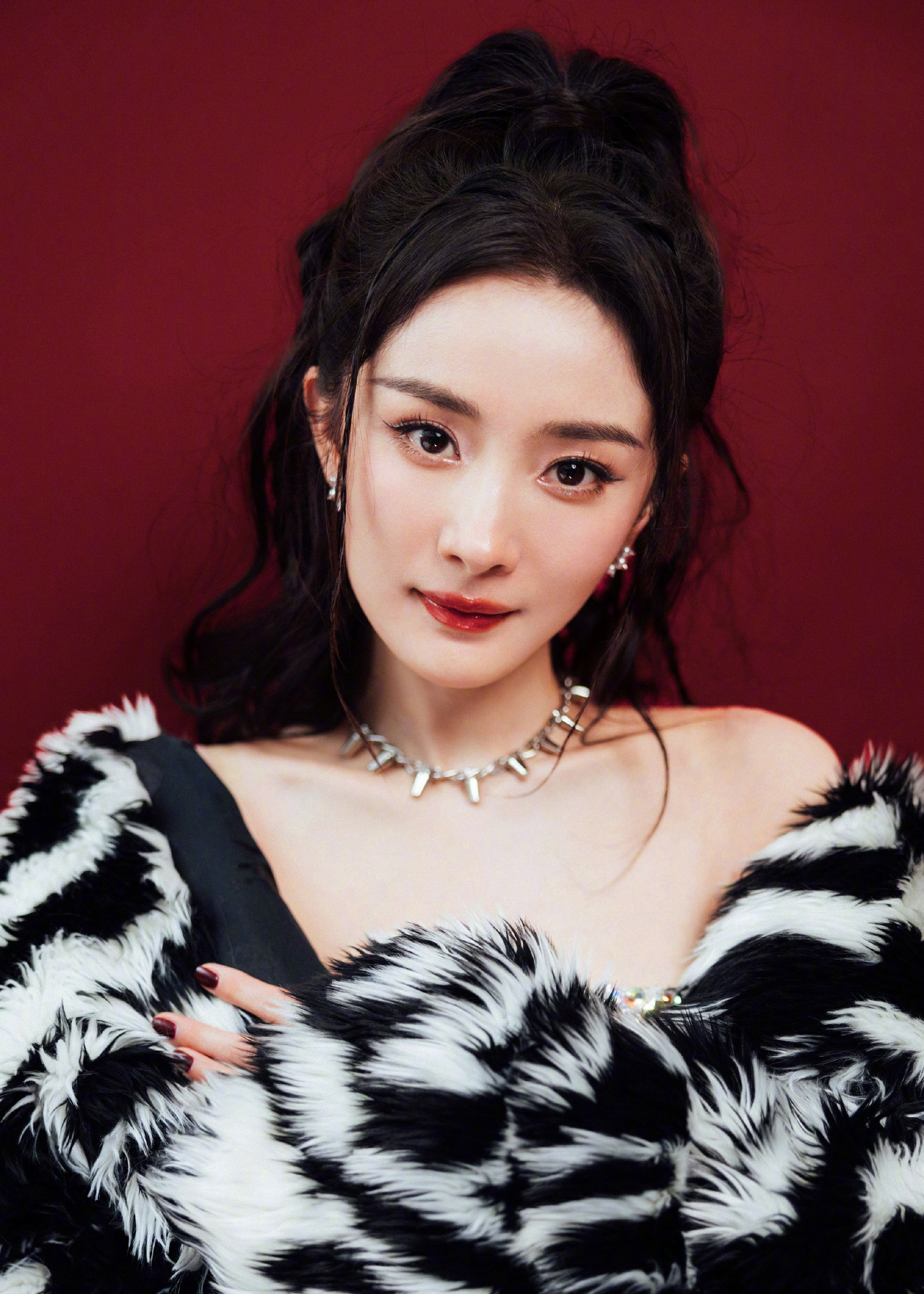 001OXMtPly1h9n9nzl081j61su2irhdu02.jpg 楊冪跨年造型/壹號娛樂