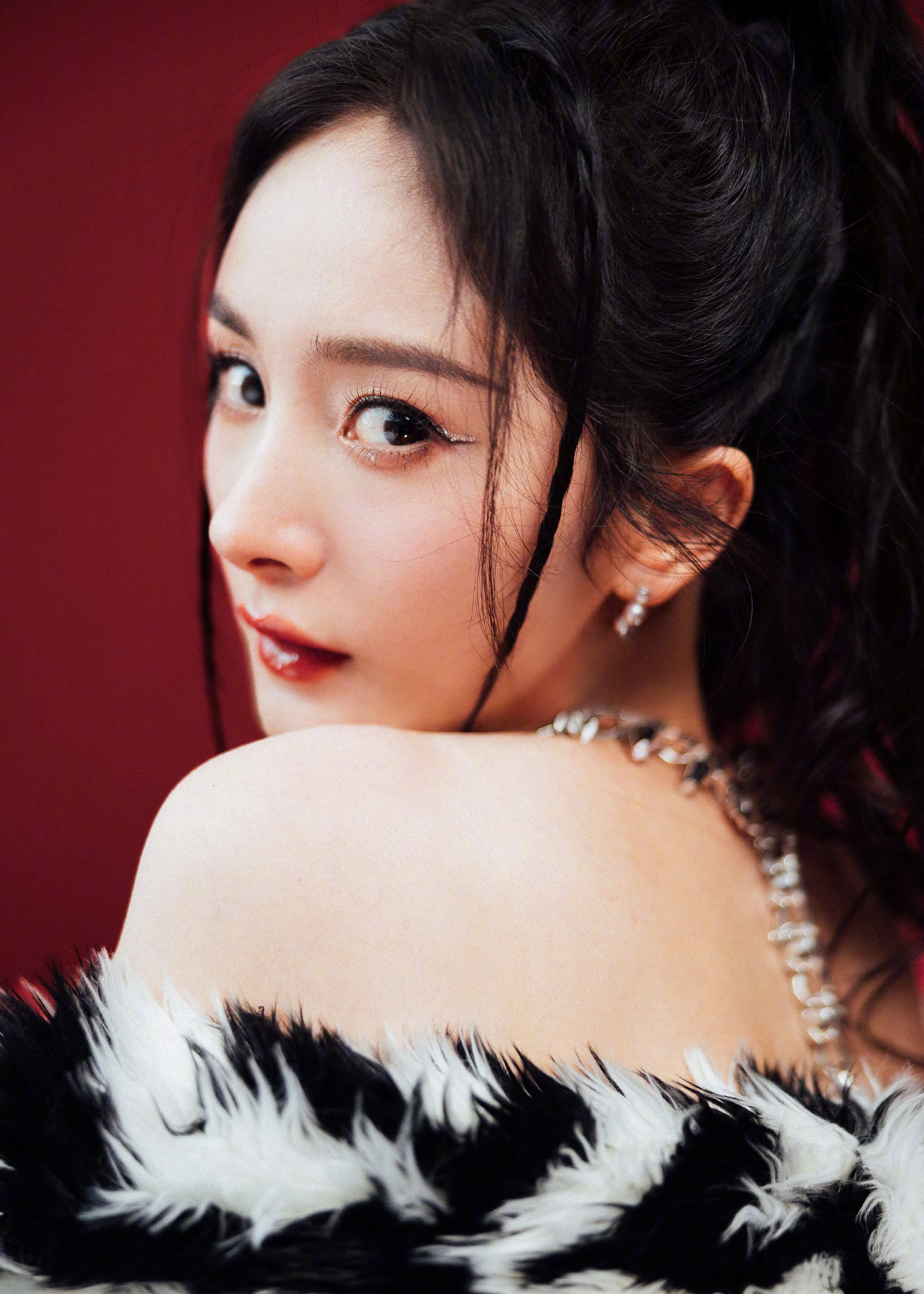 001OXMtPly1h9n9odzc17j63y85j3e8702.jpg 楊冪跨年造型/壹號娛樂