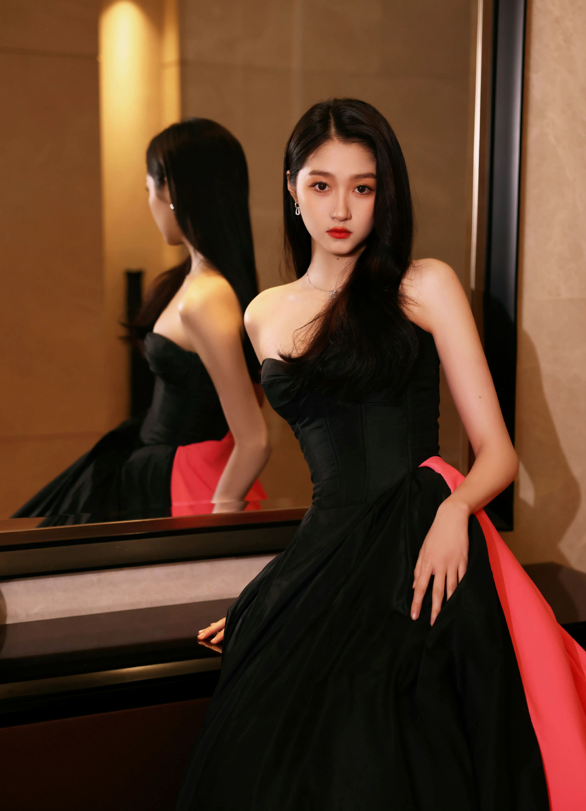 001OXMtPgy1h9ij8tvcghj62vc3z4b2902.jpg 關(guān)曉彤國(guó)劇盛典/壹號(hào)娛樂(lè)