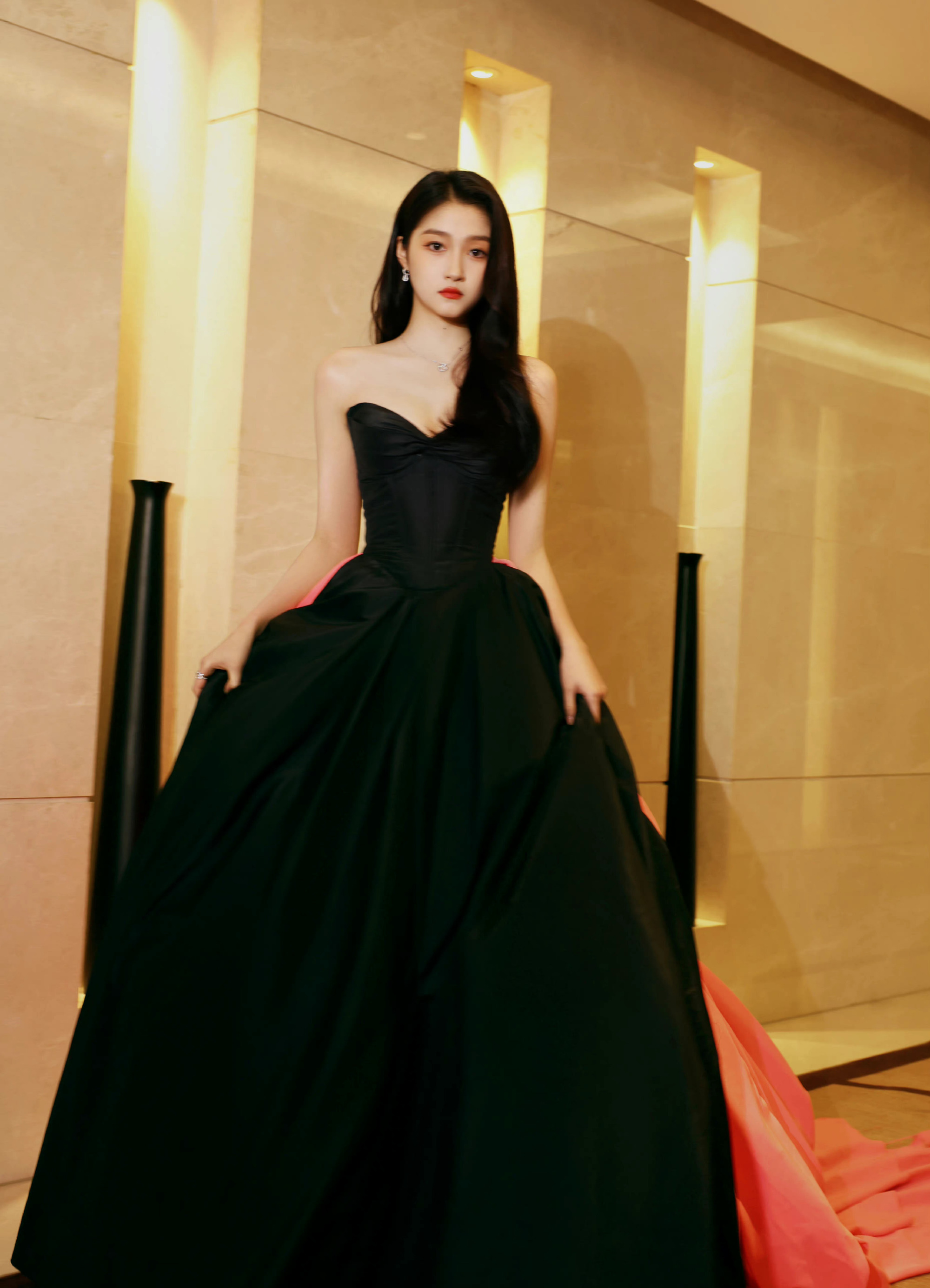 001OXMtPgy1h9ij8cwg5pj62vc3z44qp02.jpg 關(guān)曉彤國(guó)劇盛典/壹號(hào)娛樂(lè)