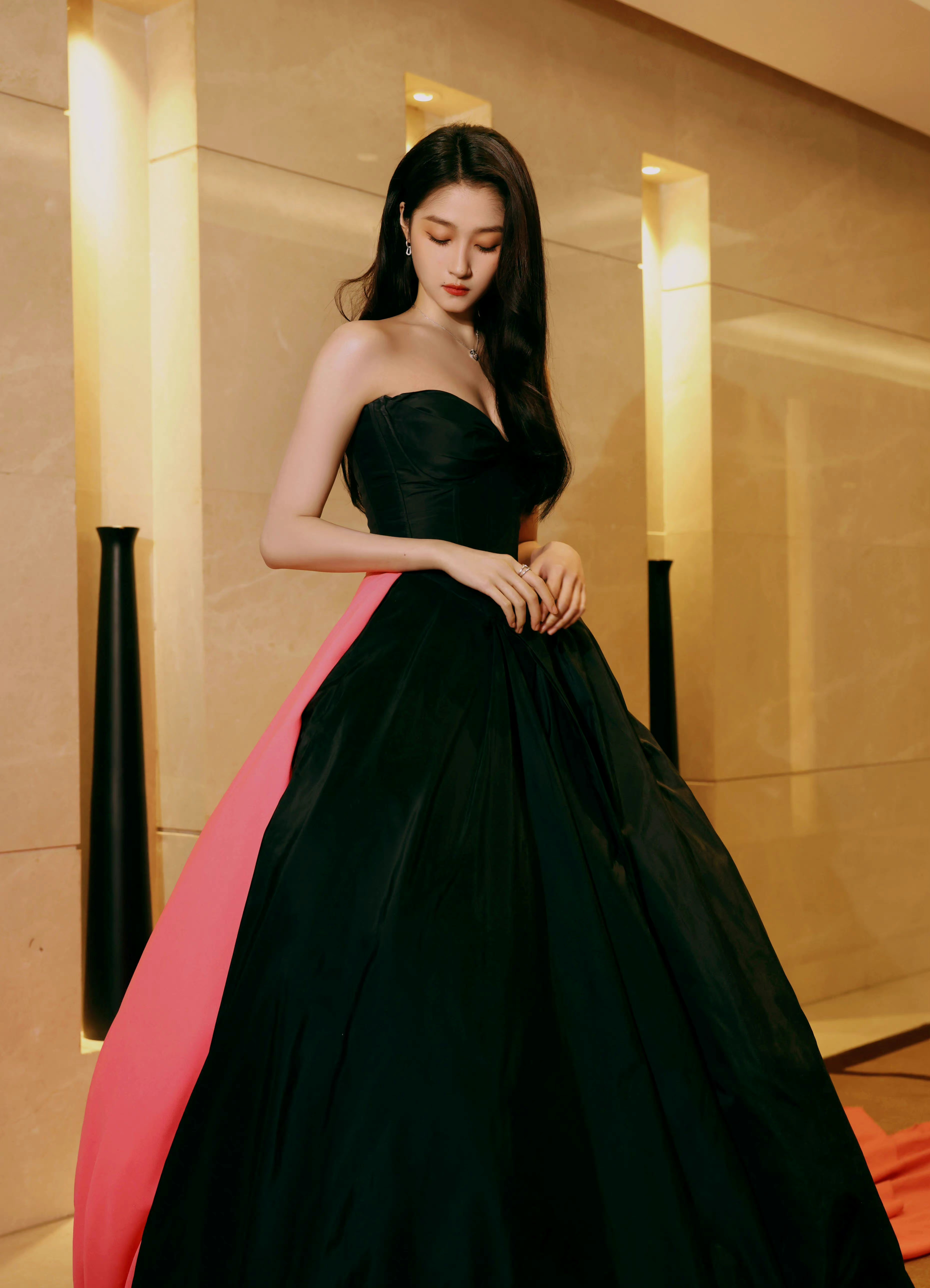 001OXMtPgy1h9ij89zc7aj62vc3z4b2902.jpg 關(guān)曉彤國(guó)劇盛典/壹號(hào)娛樂(lè)